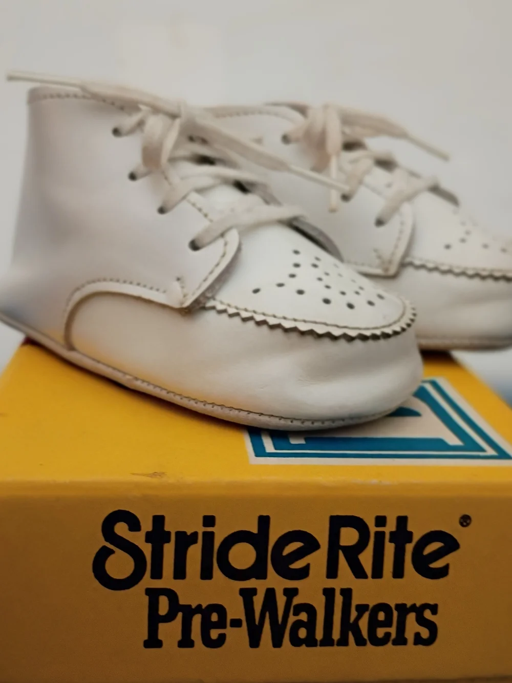 Stride Rite White Leather Scalloped Pre-Walkers Size 2